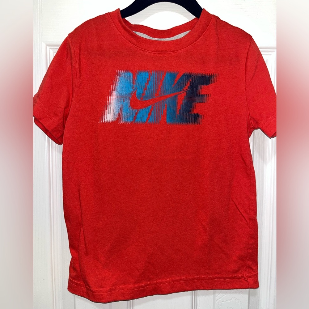 Nike shirt size 6-7 great condition